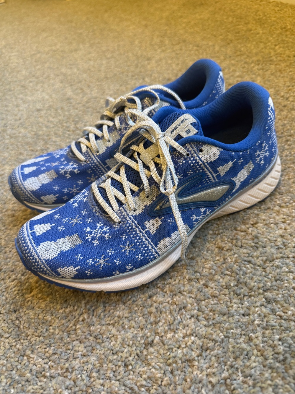Brooks Revel 3 Sweater Christmas winter snow man Running‎ Shoes Womens size 9